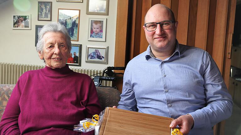 Hermine Then zusammen mit Bürgermeister Tobias Seufert, der ihr neben den Glückwünschen der Gemeinde auch ein kleines Geschenk überbrachte.