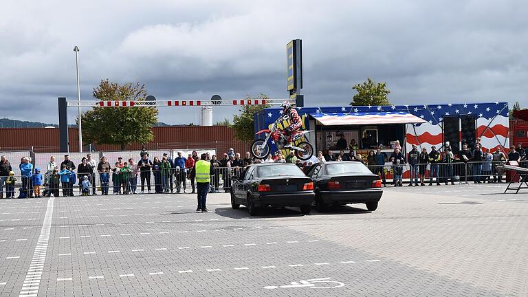 Nervenkitzel pur: Ein Motorrad fliegt über zwei Autos hinweg.