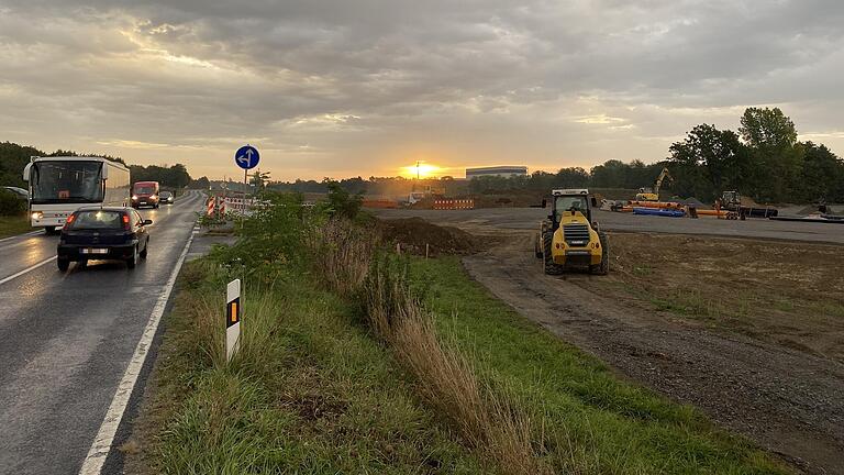 Entgegen der Ankündigung war die Staatsstraße 2272 zwischen Großlangheim und Kitzingen am Montagmorgen, 18. September, noch nicht gesperrt. Die Sperrung erfolgte erst gegen Mittag. Von Kitzingen aus erreicht man nur noch den Richthofen Circle.&nbsp;&nbsp;