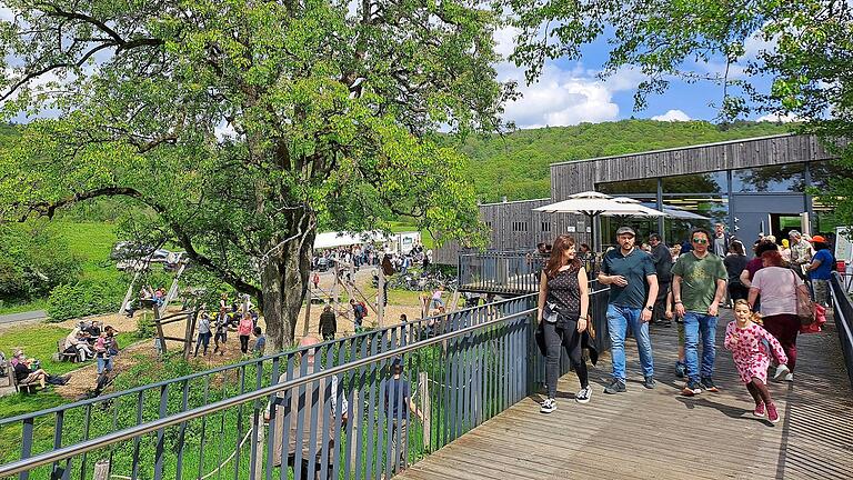 Am Ortsrand von Handthal (Lkr. Schweinfurt) liegt direkt am Waldrand das Steigerwald-Zentrum. Am Ortsrand von Handthal (Lkr. Schweinfurt) liegt direkt am Waldrand das Steigerwald-Zentrum.