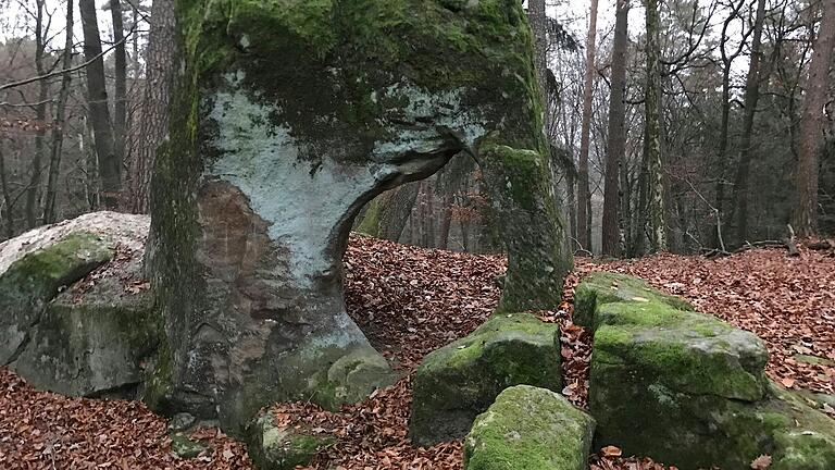 Eine Sehenswürdigkeit auf der Wanderung ist der 'Schlupfstein' in einem Waldstück. Es soll Glück bringen hindurchzuschlüpfen.