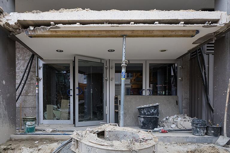 Wenig ansehnlich präsentiert sich der seitliche Eingang ins Mainfranken Theater an der Oeggstraße. Hier und in der Ludwigstraße werden die Besucher in der nächsten Zeit das Theater betreten und verlassen. Foto: Patty Varasano