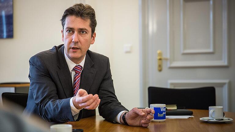 Oberbürgermeister Christian Schuchardt beim Gespräch in seinem Büro im Rathaus.