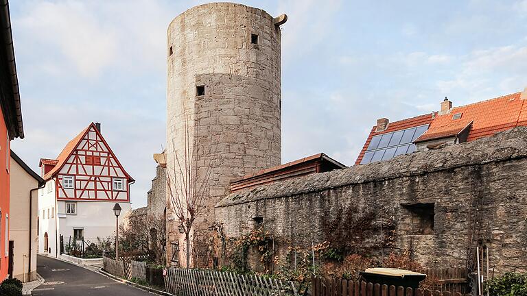 Die eindrucksvolle Stadtbefestigung konnte auch dazu dienen, Seuchen aus Eibelstadt fernzuhalten. Im Jahr 1713 waren die Stadttore ein halbes Jahr lang geschlossen.