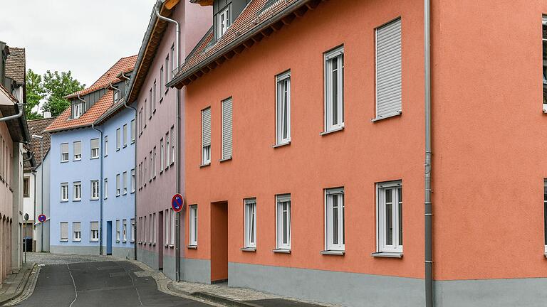 Hier in der Lindenstraße in Kitzingen sollen alte Menschen schlecht gepflegt worden sein. Dafür stehen die drei Betreiber jetzt wegen Betruges vor Gericht in Nürnberg – und danach möglicherweise wegen Körperverletzung in Würzburg.