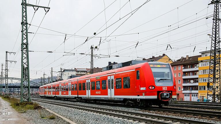 Weniger rote Züge sind gerade rund um Würzburg unterwegs: Sowohl die Strecke nach Kitzingen als auch nach Marktbreit wird eine Zeitlang nicht mehr bedient. Dafür fahren Busse.