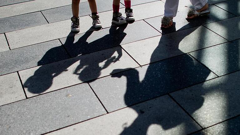 Großeltern sollten auch in schwierigen Phasen für ihre Enkelkinder da sein.jpeg       -  Wie lange Kindergeld gezahlt wird, hängt auch mit dem Alter des Kindes zusammen.