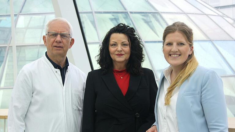 Das Klinikleitungsteam am Rhön-Klinikum-Campus Bad Neustadt ist wieder komplett. Im Bild (v.l.) Prof. Dr. Sebastian Kerber, Ärztlicher Direktor und Chefarzt der Klinik für Kardiologie I, Pflegedirektorin Elisabeth Hertel sowie Hannah Gilles, Geschäftsführende Direktorin. Das Klinikleitungsteam am Rhön-Klinikum-Campus Bad Neustadt ist wieder komplett. Im Bild (v.l.) Prof. Dr. Sebastian Kerber, Ärztlicher Direktor und Chefarzt der Klinik für Kardiologie I, Pflegedirektorin Elisabeth Hertel sowie Hannah Gilles, Geschäftsführende Direktorin.
