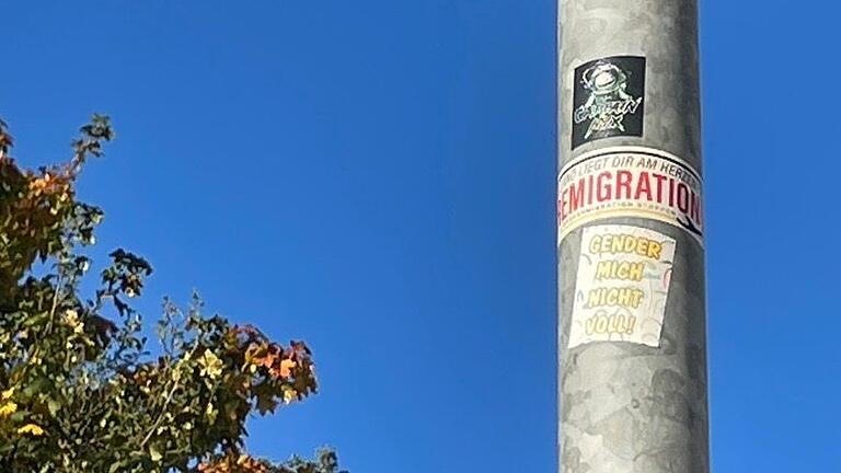 Sticker mit fremdenfeindlicher Botschaft auf einem Pfosten in der Hohestadter Steige in Ochsenfurt.