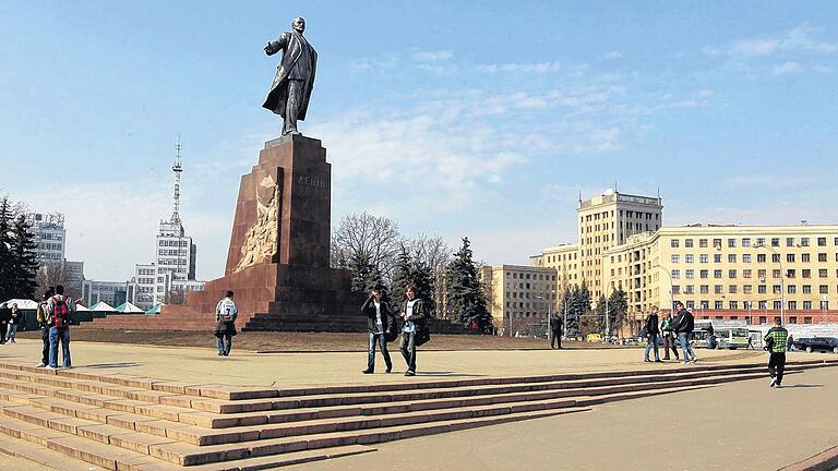 (huGO-ID: 18901632)  epa03172116 General view of the Vladimir Lenin (founder of the former Soviet Union) monument placed on the Svobody (Liberty) square in downtown of Kharkiv, Ukraine, 05 April 2012. Kharkiv is one of four host cities in Ukraine for the UEFA Euro 2012 soccer championship, hosted jointly by Poland and Ukraine. EPA/SERGEY DOLZHENKO  +++(c) dpa - Bildfunk+++  FOTO Sergey Dolzhenko Der Freiheitsplatz in Charkowmit dem Lenin-Denkmal