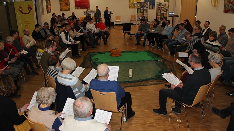 Rund 60 Personen diskutierten am Samstagabend im Pfarrer-Hersam-Haus mit Priesterseminaristen über die Herausforderungen, die sich in einer großen Pfarreiengemeinschaft verbergen.