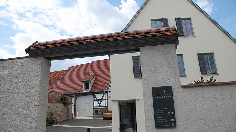 Ein nobles Schmuckstück im Herzen des Ortes schuf sich die Gemeinde Erlabrunn mit dem Bau des Bürgerhofes (rechts) als Ersatzneubau für das ehemalige Weckesser-Haus. Nach der Eröffnung der multifunktionalen Räume im Innern konnte nach Fertigstellung des Innenhofs und der Kulturscheune (hinten) nun die Inbetriebnahme erfolgen - freilich und zunächst nur unter Corona-Bedingungen. Ein nobles Schmuckstück im Herzen des Ortes schuf sich die Gemeinde Erlabrunn mit dem Bau des Bürgerhofes (rechts) als Ersatzneubau für das ehemalige Weckesser-Haus. Nach der Eröffnung der multifunktionalen Räume im Innern konnte nach Fertigstellung des Innenhofs und der Kulturscheune (hinten) nun die Inbetriebnahme erfolgen - freilich und zunächst nur unter Corona-Bedingungen.