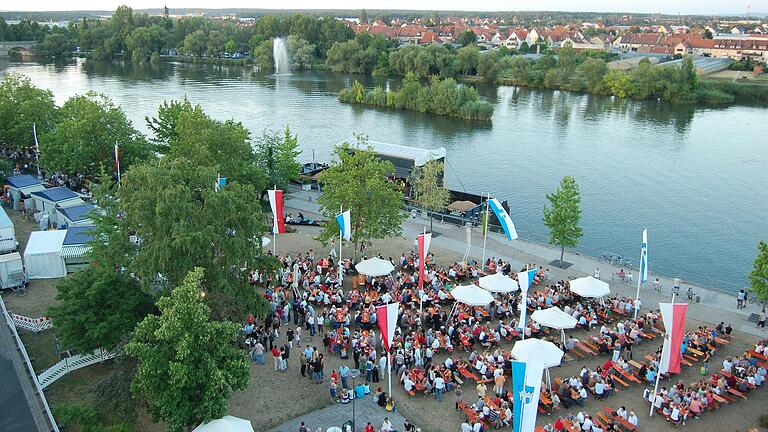 Das Kitzinger Weinfest (Archivbild) an der Uferpromenade wird in diesem Jahr coronabedingt nicht stattfinden.