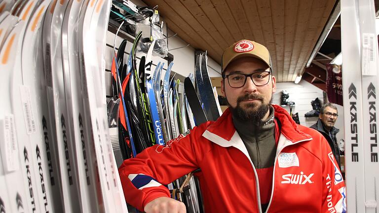 Nicolas Schmiedel, Junior-Chef bei Sport Walter in Haselbach, hat ein großes Arsenal an Leihskiern.