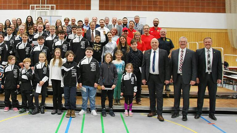 Sie alle wurden beim Neujahrsempfang in Rottendorf geehrt. Die drei Bürgermeister (rechts vorne) sind stolz: (von links) Bernd Horak, Roland Schmitt und&nbsp;Klaus Friedrich.