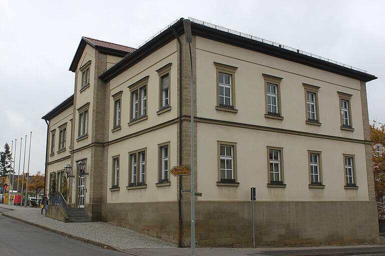 Hier ist Platz für die Verwaltung, einen Bürgermeister und 20 Gemeinderäte: Das Rathaus in Knetzgau.