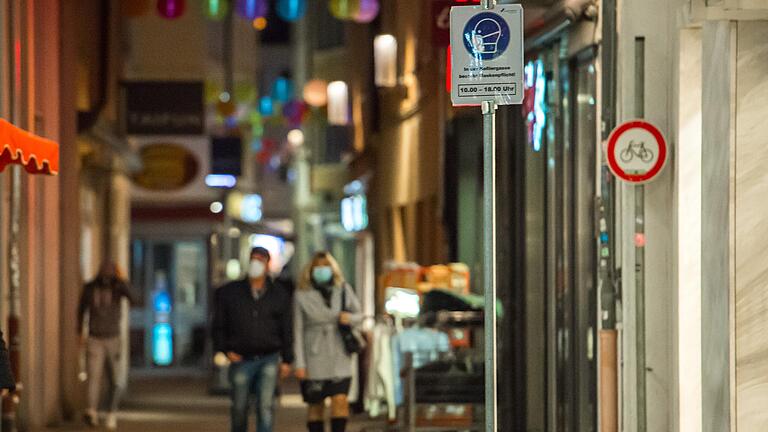 Nach wie vor gilt in der Schweinfurter Keßlergasse Maskenpflicht. Für Gastronomie und Kultur könnten nun weitere Einschränkungen hinzukommen.