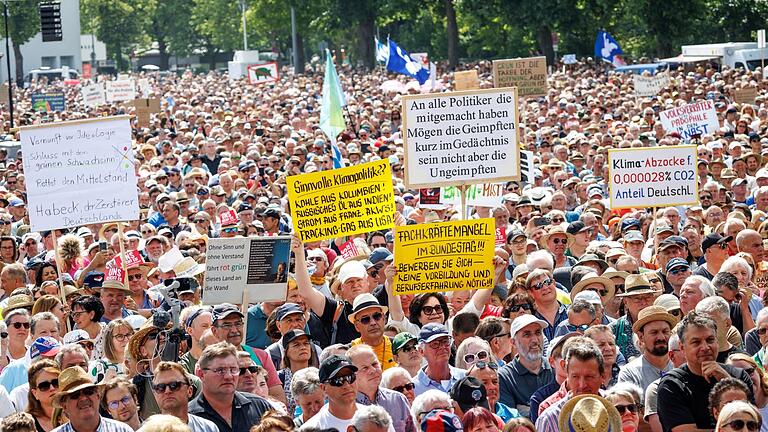 Erding.jpeg       -  Demonstranten in Erding. Sieht so die schweigende Mehrheit aus?