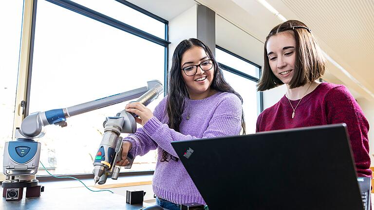 Selbst Hand anlegen – bei einem praxisorientierten Studium wie „Angewandte Mathematik“ an der THWS ist das garantiert.