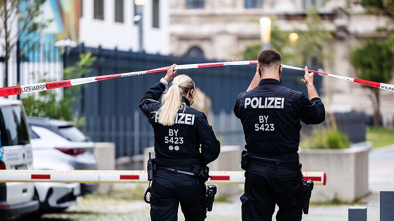 Ermittlungen nach Schüssen mit einem Toten in München       -  Am Freitag liefen die Ermittlungen weiter.