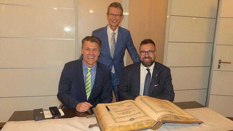 Nach dem Eintrag ins Goldene Buch der Stadt Schweinfurt: Pasi Kivisaari, Stadtdirektor von Seinäjoki, und Bürgermeister Jaakko Kiiskilä mit Schweinfurts Oberbürgermeister Sebastian Remelé.