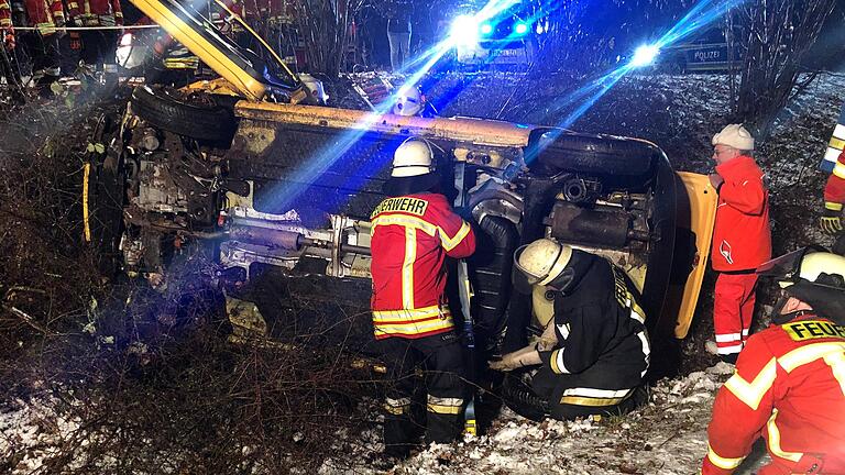 Die Feuerwehr befreite eine junge Frau nach einem Unfall aus ihrem Auto.