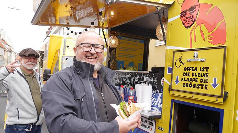 Aloha: Diesen Kunden scheint es am Kamekona-Truck zu schmecken. Aloha: Diesen Kunden scheint es am Kamekona-Truck zu schmecken.