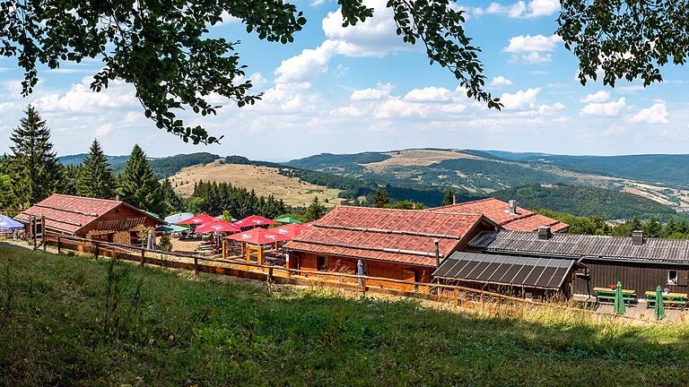 Die Gemündener Hütte am Kreuzberg bei Bischofsheim bietet ein grandioses Panorama. Die Gemündener Hütte am Kreuzberg bei Bischofsheim bietet ein grandioses Panorama. 