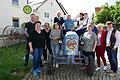 Das Museums-Team am alten Traktor
