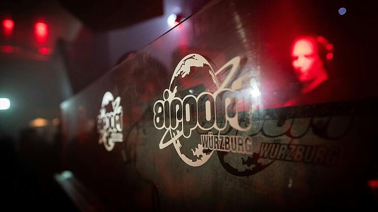Gefeiert wird auf zwei Floors zu Hip Hop und Mixed Music. Gefeiert wird auf zwei Floors zu Hip Hop und Mixed Music.