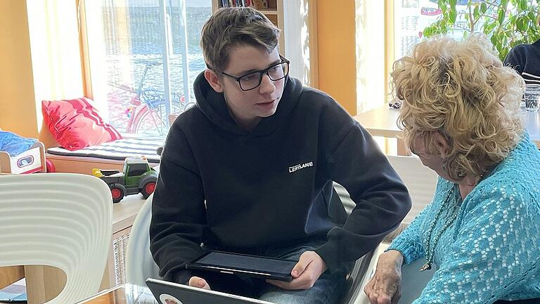 Der Schüler Nils Ullok gibt Seniorin Augusta Löffler Tipps für den Umgang mit ihrem Smartphone. Der Schüler Nils Ullok gibt Seniorin Augusta Löffler Tipps für den Umgang mit ihrem Smartphone.