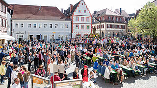 Am Ostersonntag 20.04.25 wird die Tourismus-Saison in Volkach eröffnet. Zu dem musikalischen Frühschoppen kam der Weinadel mit der Weinkönigin Lisa Lehritter und der Osterhase an die Mainschleife.