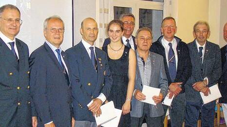 RC-intern immer am Ruder: Im Bild (von links); Schatzmeister Fritz Baumann, Stellvertretender Vorsitzender Fritz Goecke, Marcel Tully, Carolin Scipio, Vorsitzender Siegfried Kaidel, Herbert Störcher, Willi Pulvermüller und Georg Hoffmann und Stellvertretender Vorsitzender Egid Schlessing bei der Ehrung mit der Silbernen Verdienstnadel.
