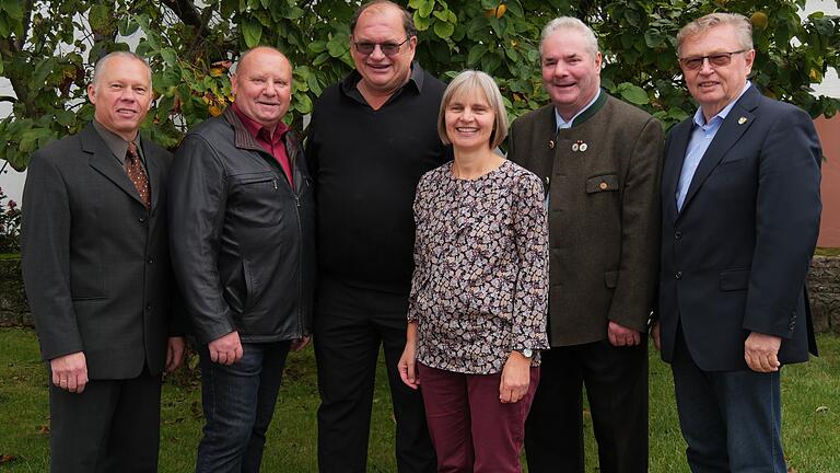 Pfarrer Gunnar Zwing wirkt seit 20 Jahren engagiert in der evangelischen Kirchengemeinde Mittelsinn.&nbsp; Im Bild: (von links) Ingo Blum, Ernst Henning, Gunnar und Birgit Zwing sowie Werner Henning und Peter Paul.