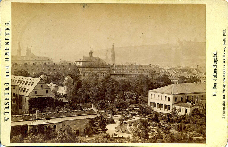 Die Rückfront des Juliusspitals. 1882, als das Foto aufgenommen wurde, befand sich auf dem Gelände noch der Botanische Garten der Universität. Die Rückfront des Juliusspitals. 1882, als das Foto aufgenommen wurde, befand sich auf dem Gelände noch der Botanische Garten der Universität.