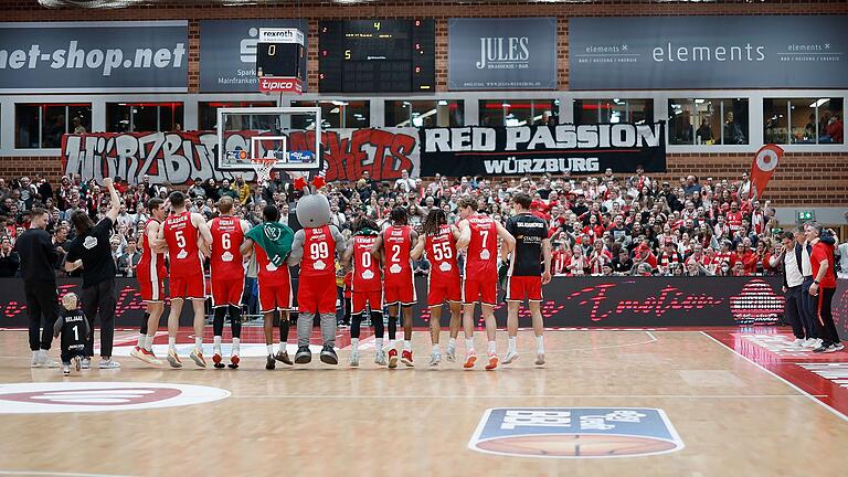 Die Würzburg Baskets spielen erneut eine Saison, in der oft gefeiert werden darf. Wir helfen den Fans mit schwierigen Fachbegriffen, damit es auch abseits des Feldes bei allen funktioniert. Die Würzburg Baskets spielen erneut eine Saison, in der oft gefeiert werden darf. Wir helfen den Fans mit schwierigen Fachbegriffen, damit es auch abseits des Feldes bei allen funktioniert.