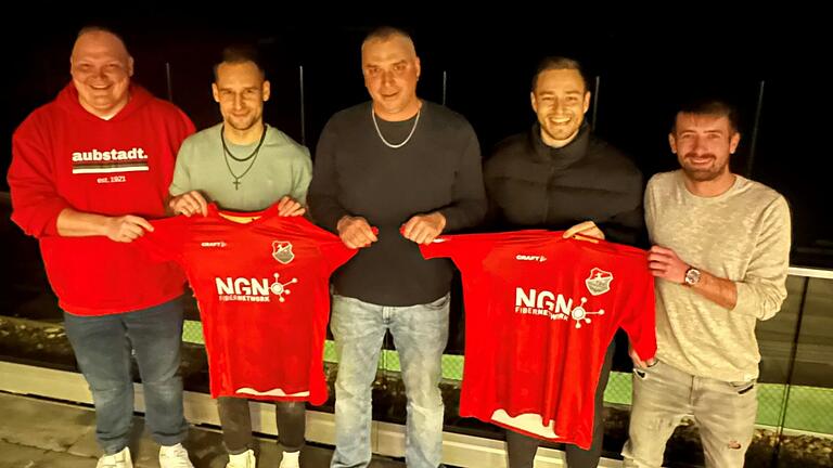Der TSV Aubstadt (von links) mit dem stellvertretenden Vorsitzenden Stefan Abschütz gibt die sportliche Verantwortung für die zweite Mannschaft in die Hände von Michael Damm, Ralf Schwenkert und Johannes Katzenberger. David Noack wird Sportleiter. Der TSV Aubstadt (von links) mit dem stellvertretenden Vorsitzenden Stefan Abschütz gibt die sportliche Verantwortung für die zweite Mannschaft in die Hände von Michael Damm, Ralf Schwenkert und Johannes Katzenberger. David Noack wird Sportleiter.