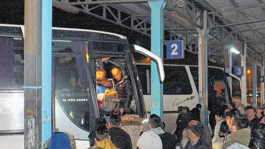 Ziel Deutschland: Zu Hunderten warten Männer in Priština, um einen Platz in einem Bus nach Serbien zu bekommen. Über Serbien flüchten immer mehr Kosovaren nach Ungarn und in die Europäische Union. Ziel Deutschland: Zu Hunderten warten Männer in Priština, um einen Platz in einem Bus nach Serbien zu bekommen. Über Serbien flüchten immer mehr Kosovaren nach Ungarn und in die Europäische Union.