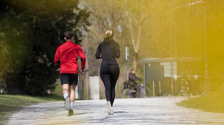 Joggen ist trotz Ausgangsbeschränkung erlaubt – allerdings nicht in Gruppen und nur allein oder zusammen mit Partnern oder Familienmitgliedern aus dem eigenen Hausstand. Joggen ist trotz Ausgangsbeschränkung erlaubt – allerdings nicht in Gruppen und nur allein oder zusammen mit Partnern oder Familienmitgliedern aus dem eigenen Hausstand.