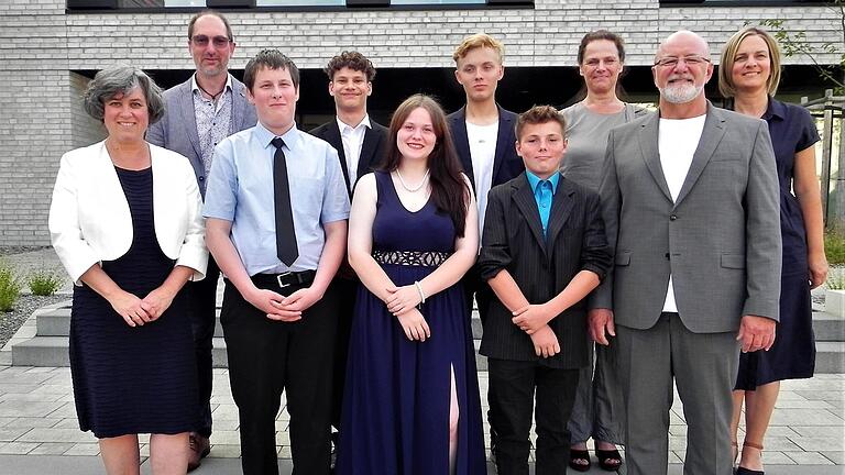 Die P-Klasse der Edmund-Grom-Mittelschule in Hohenroth freut sich über ihren erfolgreichen Abschluss. Mit auf dem Bild Rektorin Susanne Kolb, Bürgermeister Holger Schmitt, Wolfgang Issing, Sabine Diemer und Konrektorin Silke Hehn. Die P-Klasse der Edmund-Grom-Mittelschule in Hohenroth freut sich über ihren erfolgreichen Abschluss. Mit auf dem Bild Rektorin Susanne Kolb, Bürgermeister Holger Schmitt, Wolfgang Issing, Sabine Diemer und Konrektorin Silke Hehn.