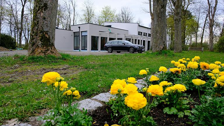 Wird sich gut in das Areal des Kurparks einfügen:&nbsp; Die neue Trink- und Wandelhalle Bad Königshofen, die zum Bürgerfest im Juli eröffnet werden soll.