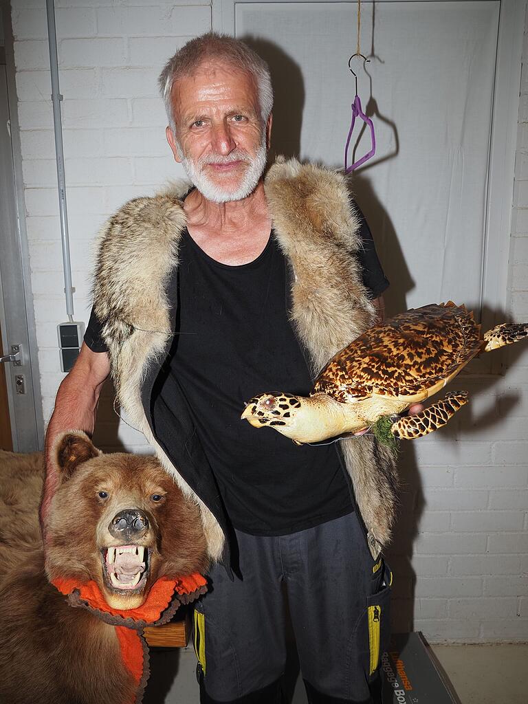 Bei sowas werden Naturschützer wild: Lothar Schwarz mit beschlagnahmten Verstößen gegen den Artenschutz. Bei sowas werden Naturschützer wild: Lothar Schwarz mit beschlagnahmten Verstößen gegen den Artenschutz.