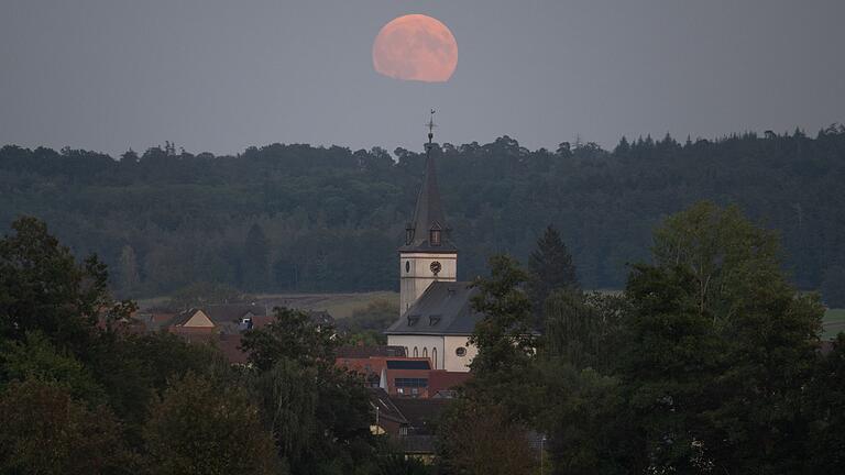 Supermond über Deutschland - Wegen seiner nicht kreisrunden Umlaufbahn gab es einen Vollmond besonders nah an unserem Heimatplaneten - entsprechend wirkte er ungewöhnlich groß, wie am Abend hier im Taunus. Supermond über Deutschland - Wegen seiner nicht kreisrunden Umlaufbahn gab es einen Vollmond besonders nah an unserem Heimatplaneten - entsprechend wirkte er ungewöhnlich groß, wie am Abend hier im Taunus.