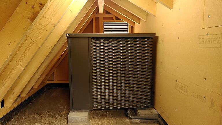 Zusätzlich zur Solaranlage hat sich das Ehepaar Schmitt für eine Luftwärmepumpe entschieden. Zusätzlich zur Solaranlage hat sich das Ehepaar Schmitt für eine Luftwärmepumpe entschieden.