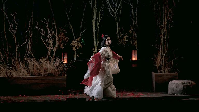 Szenenbild aus 'Madama Butterfly' unter der Leitung von Enrico Calesso. Im Bild: Shoko Okada als Cio Cio San. Szenenbild aus 'Madama Butterfly' unter der Leitung von Enrico Calesso. Im Bild: Shoko Okada als Cio Cio San.