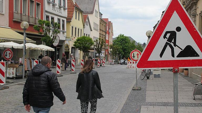 Aktuell bedeuten die Arbeiten in der Spörleinstraße nur Einschränkungen für den Verkehr. Ab 1. Juni ist die Straße dann für vier Monate komplett für den Fahrzeugverkehr gesperrt. Umleitungen sind ausgewiesen. Fußgänger können die Geschäfte in der Straße weiterhin erreichen. Aktuell bedeuten die Arbeiten in der Spörleinstraße nur Einschränkungen für den Verkehr. Ab 1. Juni ist die Straße dann für vier Monate komplett für den Fahrzeugverkehr gesperrt. Umleitungen sind ausgewiesen. Fußgänger können die Geschäfte in der Straße weiterhin erreichen.