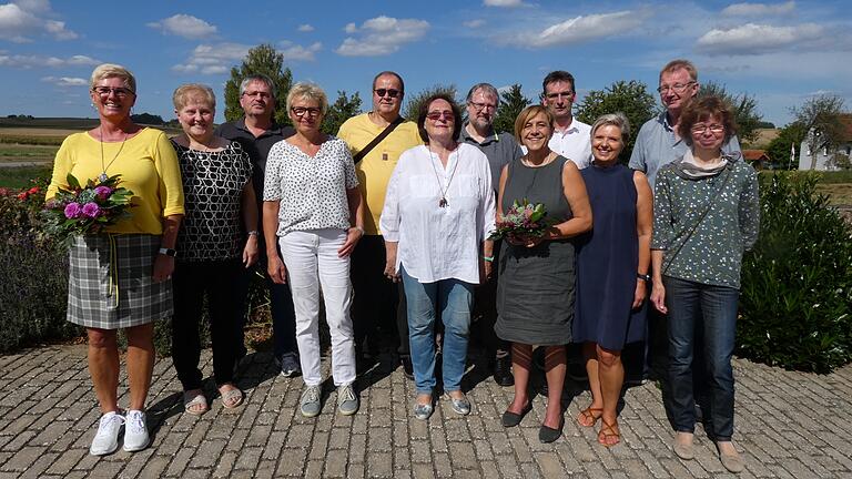 Sie strahlten mit der Sonne um die Wette: Die ehemaligen Hendunger Schülerinnen und Schüler des Jahrgangs 1962/63, die vor 50 Jahren eingeschult wurden. Mit im Bild Elisabeth Glaesner (Mitte mit weißer Bluse), die damals als junge Lehramtsanwärterin ihre Schulkarriere begann. Sie strahlten mit der Sonne um die Wette: Die ehemaligen Hendunger Schülerinnen und Schüler des Jahrgangs 1962/63, die vor 50 Jahren eingeschult wurden. Mit im Bild Elisabeth Glaesner (Mitte mit weißer Bluse), die damals als junge Lehramtsanwärterin ihre Schulkarriere begann.