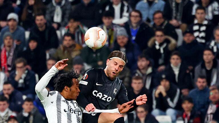 Juventus Turin - SC Freiburg - Freiburgs Lucas Höler (r) und Turins Juan Cuadrado im Kopfballduell. Juventus Turin - SC Freiburg - Freiburgs Lucas Höler (r) und Turins Juan Cuadrado im Kopfballduell.