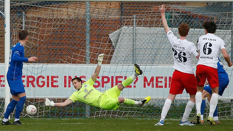 Torhüter André Koob vom FV 04 Würzburg streckt sich vergeblich nach dem Kopfball von Valentin Seebauer (Zweiter von rechts). Der ASV Cham setzte sich an der Mainaustraße im Bayernliga-Duell gegen die Nullvierer durch.