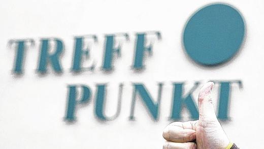 Daumen hoch für den Mellrichstädter Jugendtreff: Der städtische Jugendbeauftragte Hans-Georg Link hofft, dass die seit dem Frühsommer leeren Räume über Stadtbibliothek und Treffpunkt bald wieder genutzt werden. Daumen hoch für den Mellrichstädter Jugendtreff: Der städtische Jugendbeauftragte Hans-Georg Link hofft, dass die seit dem Frühsommer leeren Räume über Stadtbibliothek und Treffpunkt bald wieder genutzt werden.